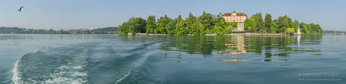 Blick vom See auf das Schloss