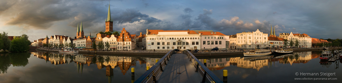 Über die Brücke zur Musikhochschule und St. Petri