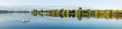 Vor den Türmen der Stadt die Aussenalster im Morgenlicht